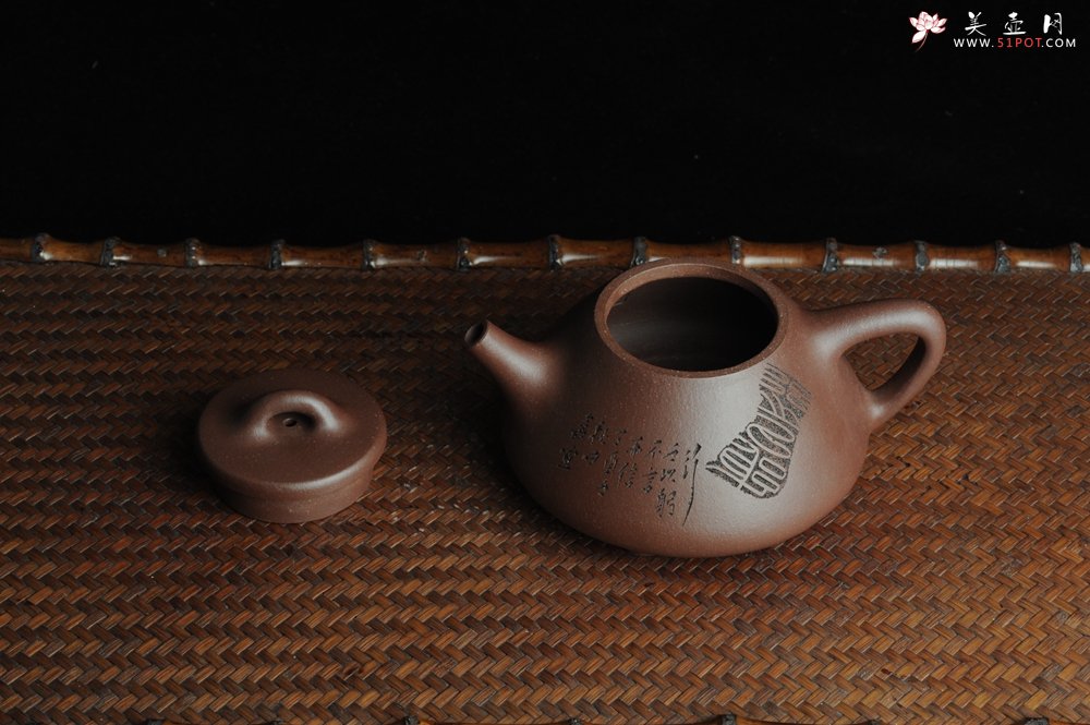 紫砂壶图片：优质紫泥 全手工摹古子冶石瓢 骨肉匀挺 桑宝安高徒孙嘉宜文气装饰 行之以躬 不言而信 - 宜兴紫砂壶网