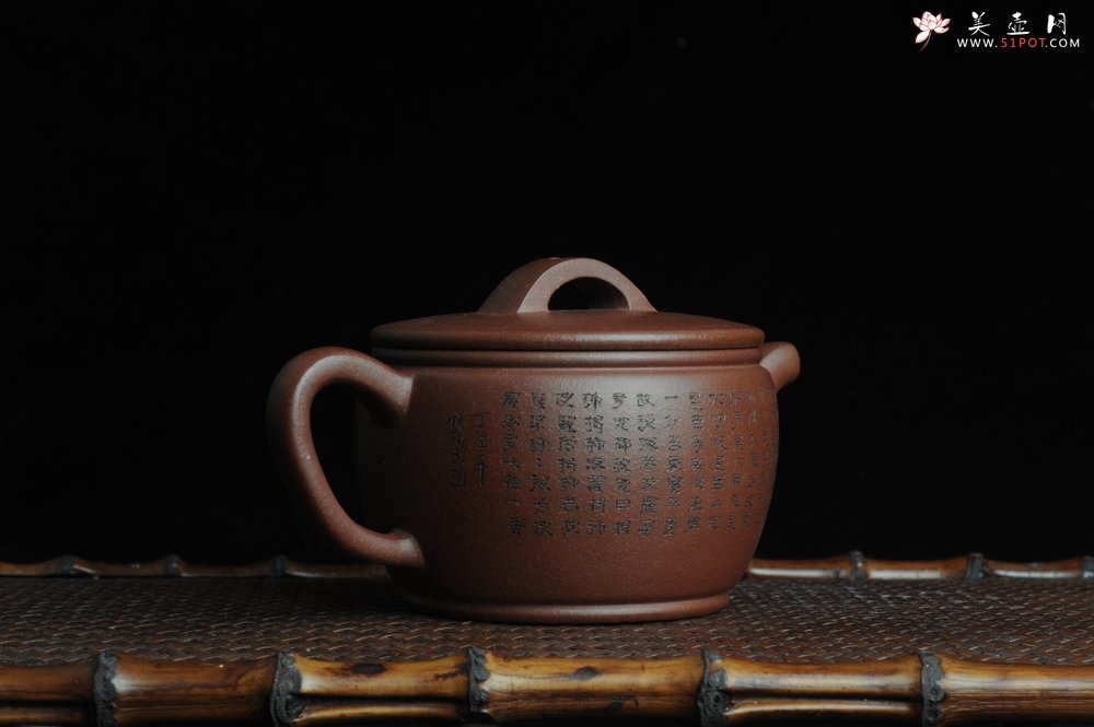 紫砂壶图片：美壶特惠 优质紫泥心经汉瓦 陈俊儒精心装饰 文气十足 - 宜兴紫砂壶网