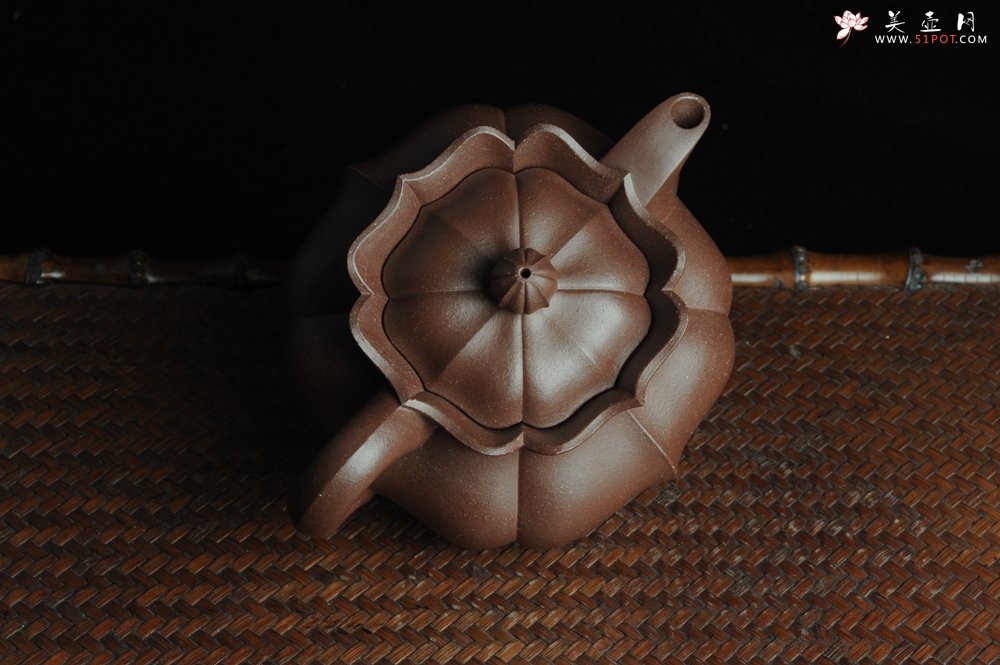 紫砂壶图片：优质紫泥莲花僧帽 线条干净利落 - 宜兴紫砂壶网