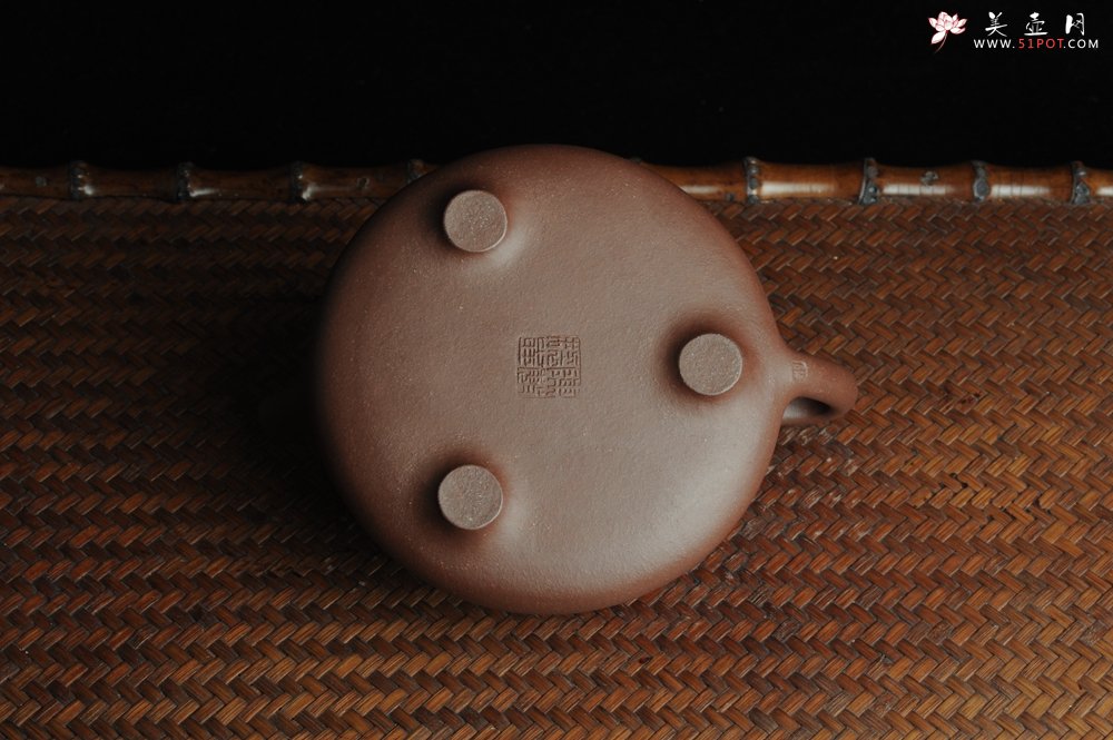 紫砂壶图片：优质紫泥 全手工摹古子冶石瓢 骨肉匀挺 桑宝安高徒孙嘉宜文气装饰 行之以躬 不言而信 - 宜兴紫砂壶网