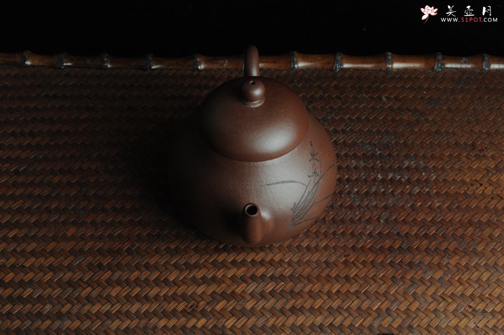 紫砂壶图片：美壶特惠 全手工精品秀雅高梨形 装饰兰草 - 宜兴紫砂壶网