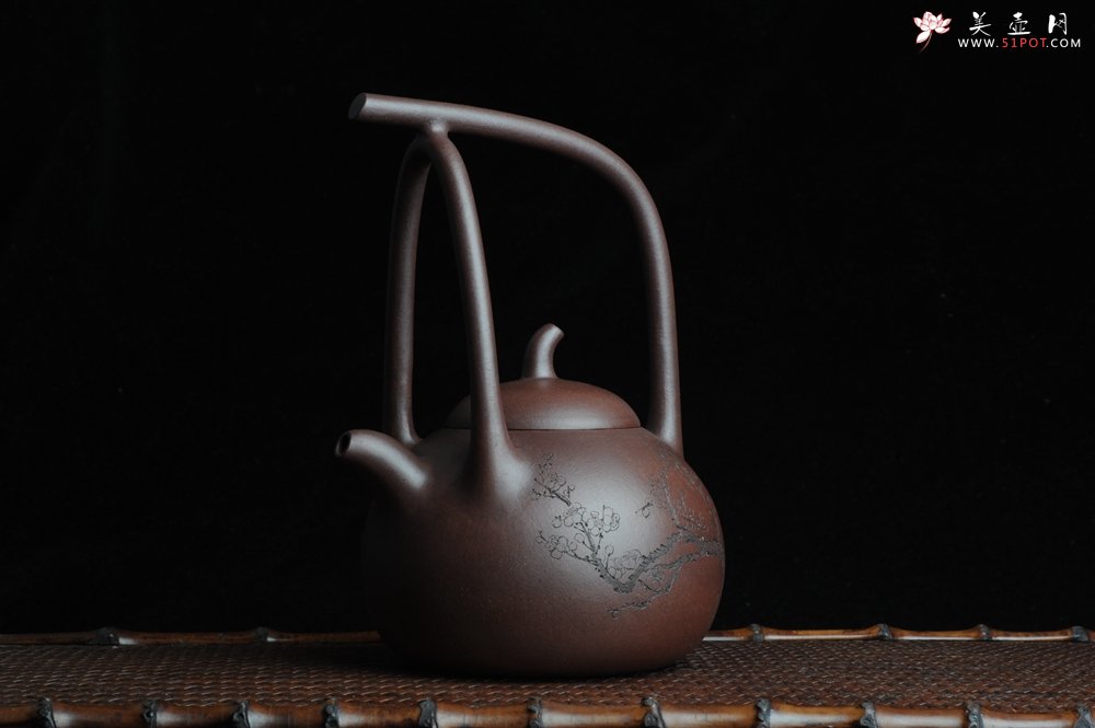 紫砂壶图片：全手工精品东坡提梁壶 难度大 精心装饰梅花 暗香袭来 - 宜兴紫砂壶网