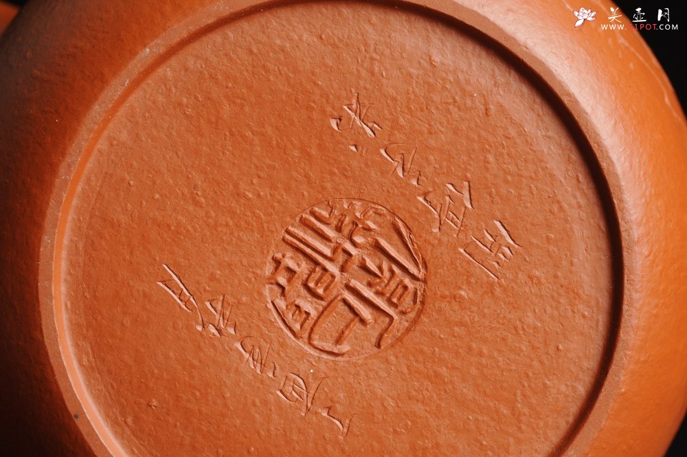 紫砂壶图片：优质赵庄朱泥全手工汉瓦 方健双刀文气装饰独钓寒江图 - 宜兴紫砂壶网