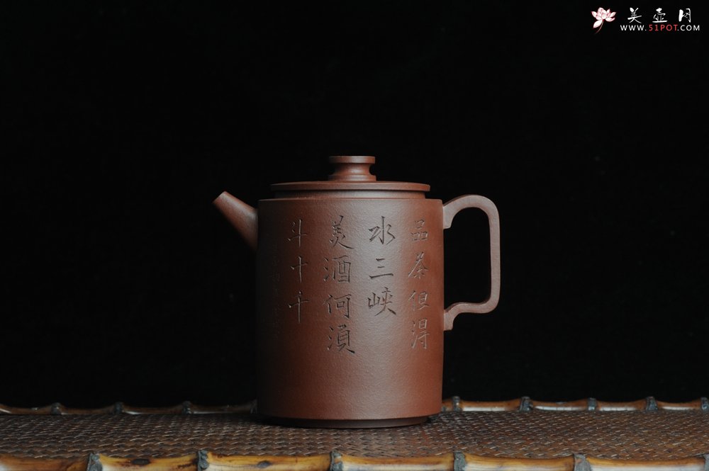 紫砂壶图片：美壶特惠 精品圆础 助工俞霞即兴装饰 品茶但得水山峡 美酒何须斗十千 - 宜兴紫砂壶网