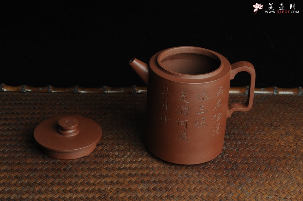 紫砂壶图片：美壶特惠 精品圆础 助工俞霞即兴装饰 品茶但得水山峡 美酒何须斗十千 - 宜兴紫砂壶网