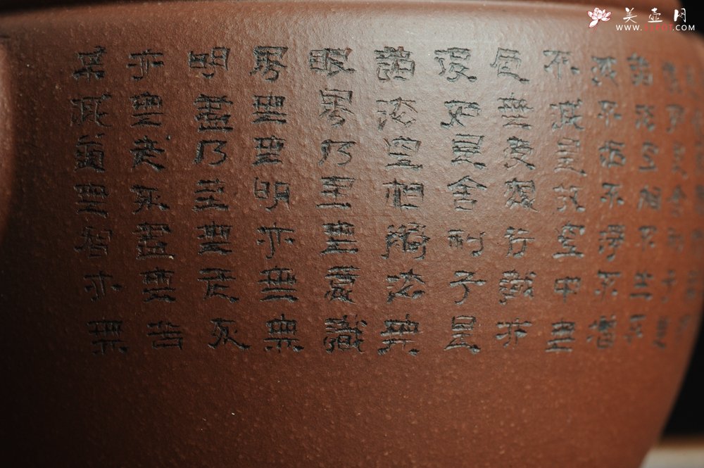 紫砂壶图片：美壶特惠 优质紫泥心经汉瓦 陈俊儒精心装饰 文气十足 - 宜兴紫砂壶网