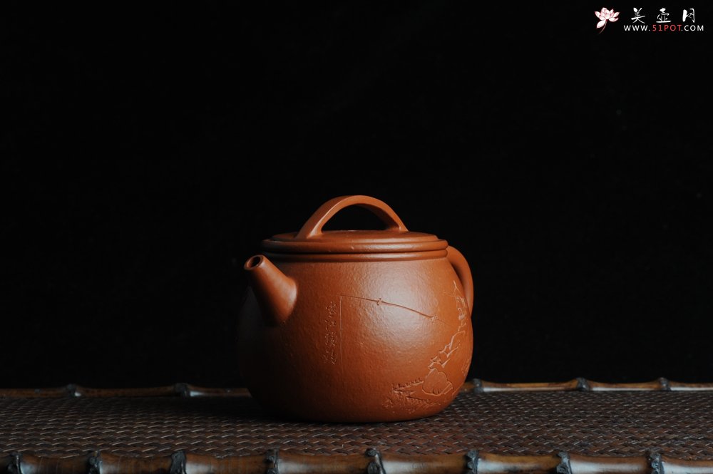 紫砂壶图片：优质赵庄朱泥全手工汉瓦 方健双刀文气装饰独钓寒江图 - 宜兴紫砂壶网