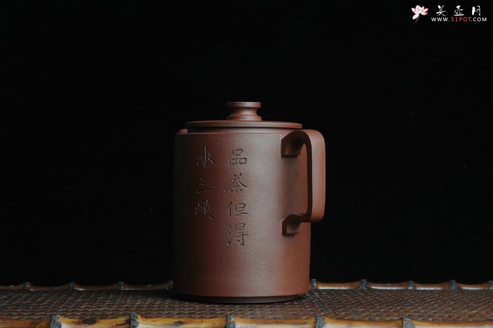 紫砂壶图片：美壶特惠 精品圆础 助工俞霞即兴装饰 品茶但得水山峡 美酒何须斗十千 - 宜兴紫砂壶网