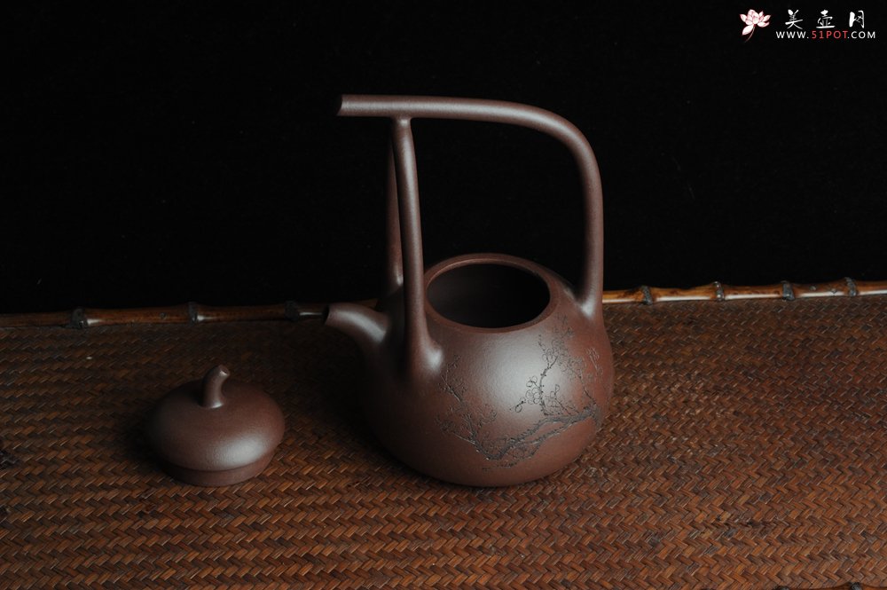 紫砂壶图片：全手工精品东坡提梁壶 难度大 精心装饰梅花 暗香袭来 - 宜兴紫砂壶网