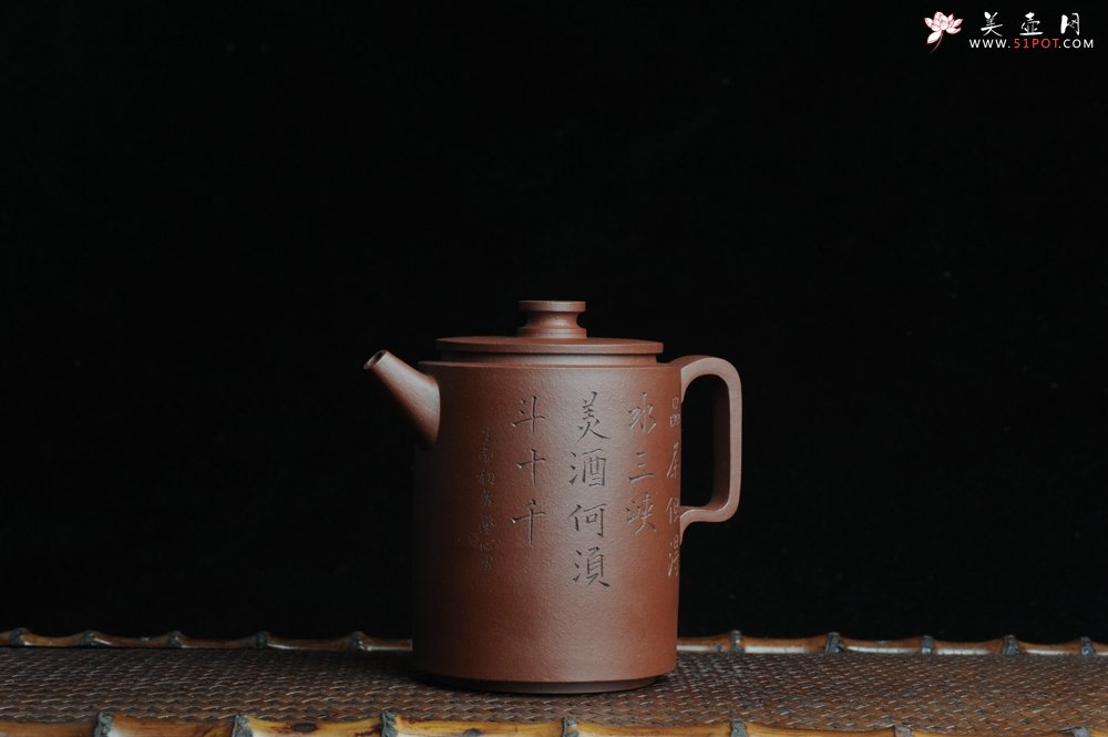 紫砂壶图片：美壶特惠 精品圆础 助工俞霞即兴装饰 品茶但得水山峡 美酒何须斗十千 - 宜兴紫砂壶网