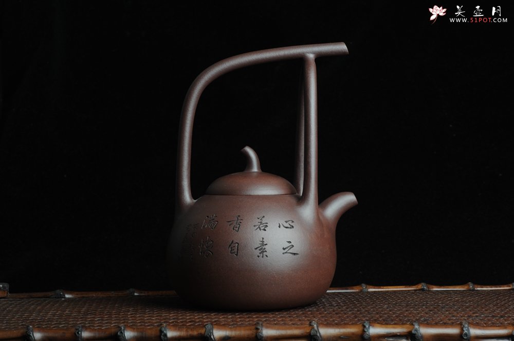 紫砂壶图片：全手工精品东坡提梁壶 难度大 精心装饰梅花 暗香袭来 - 宜兴紫砂壶网