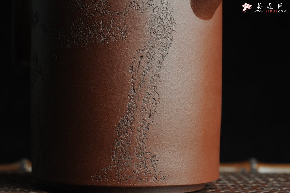 紫砂壶图片：美壶特惠 精品圆础 助工俞霞即兴装饰 品茶但得水山峡 美酒何须斗十千 - 宜兴紫砂壶网