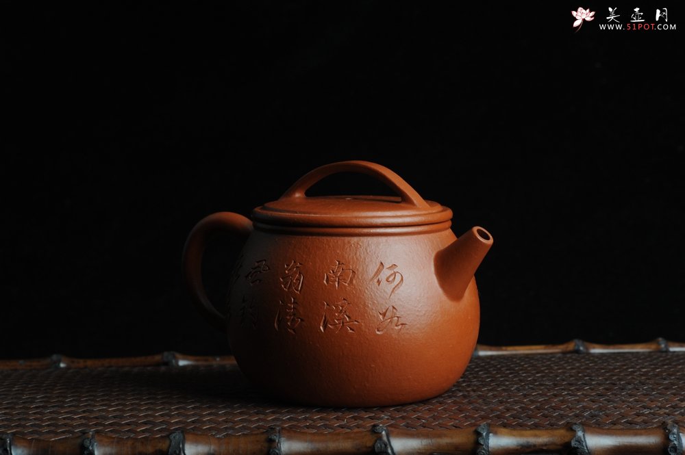 紫砂壶图片：优质赵庄朱泥全手工汉瓦 方健双刀文气装饰独钓寒江图 - 宜兴紫砂壶网