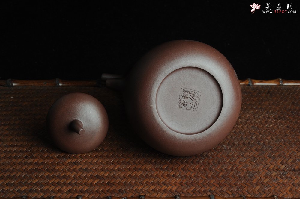 紫砂壶图片：全手工精品东坡提梁壶 难度大 精心装饰梅花 暗香袭来 - 宜兴紫砂壶网