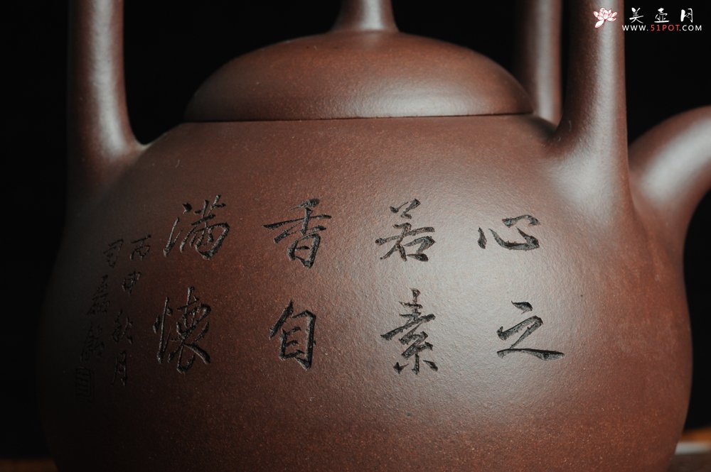 紫砂壶图片：全手工精品东坡提梁壶 难度大 精心装饰梅花 暗香袭来 - 宜兴紫砂壶网