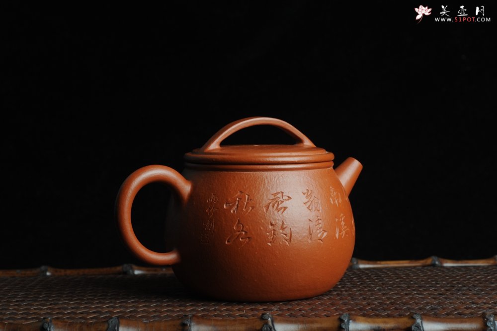 紫砂壶图片：优质赵庄朱泥全手工汉瓦 方健双刀文气装饰独钓寒江图 - 宜兴紫砂壶网