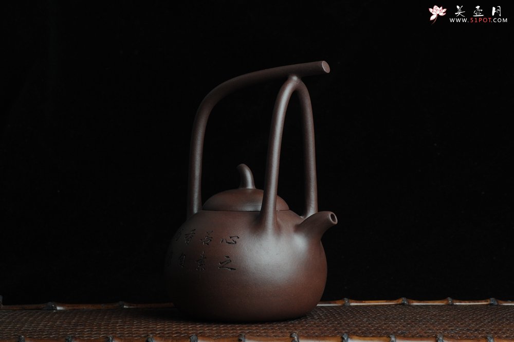 紫砂壶图片：全手工精品东坡提梁壶 难度大 精心装饰梅花 暗香袭来 - 宜兴紫砂壶网