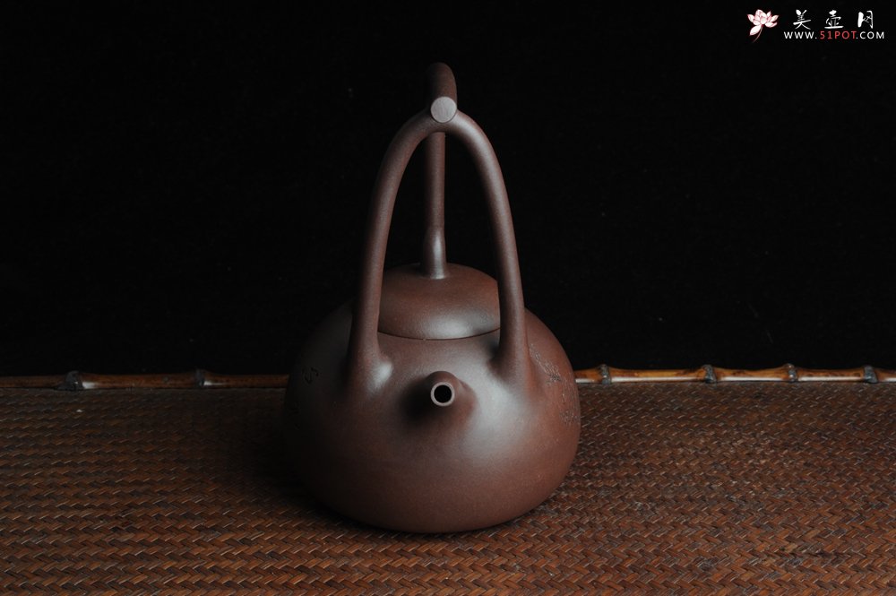 紫砂壶图片：全手工精品东坡提梁壶 难度大 精心装饰梅花 暗香袭来 - 宜兴紫砂壶网