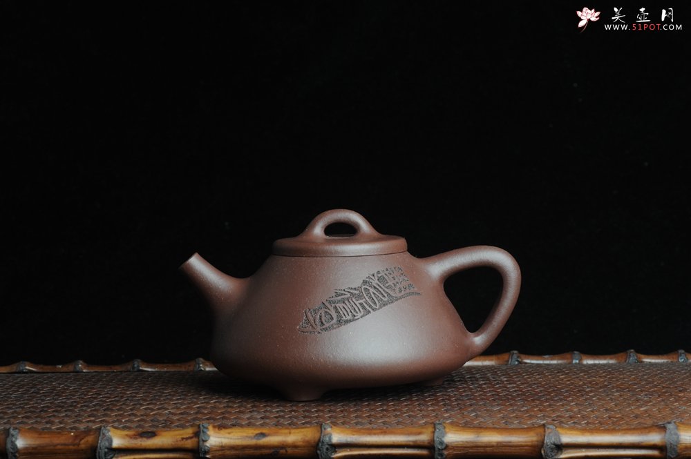 紫砂壶图片：全手工摹古子冶石瓢 骨肉匀挺 桑宝安高徒孙嘉宜文气装饰 静以修身 俭以养德 - 宜兴紫砂壶网