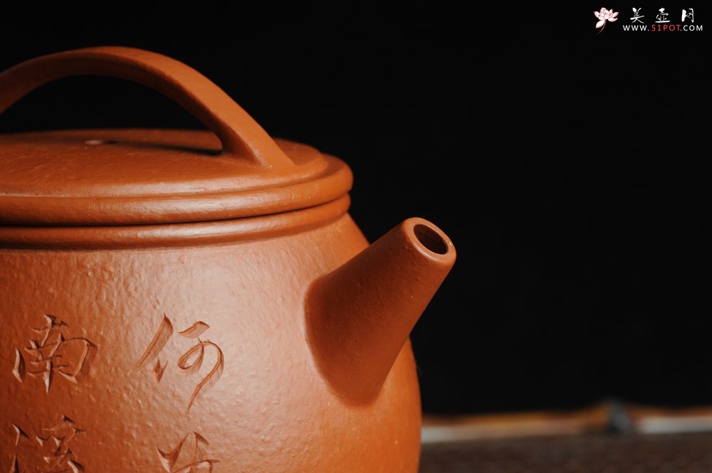 紫砂壶图片：优质赵庄朱泥全手工汉瓦 方健双刀文气装饰独钓寒江图 - 宜兴紫砂壶网