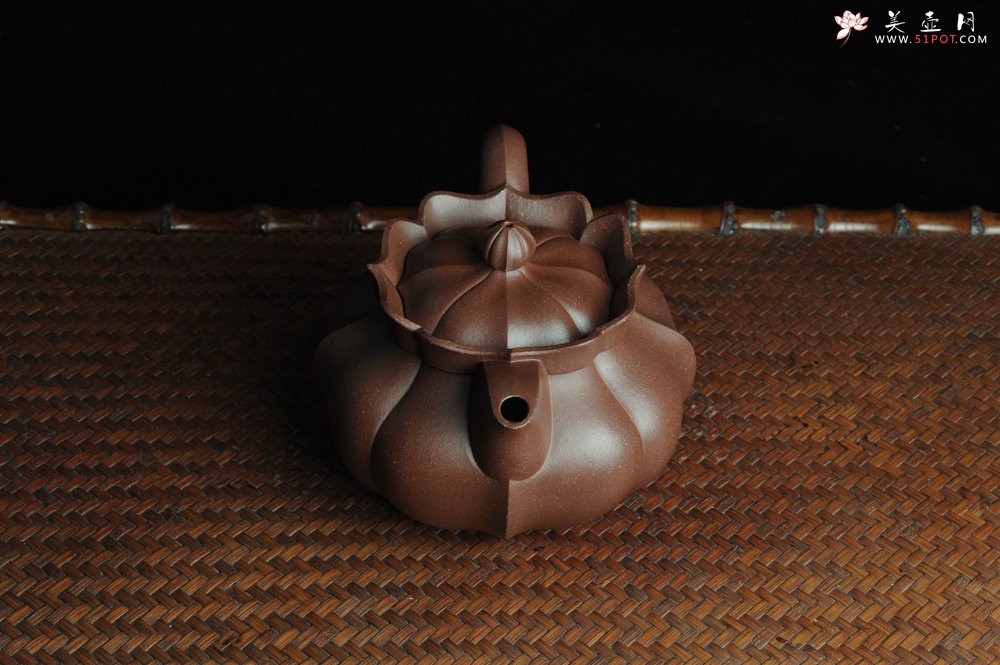 紫砂壶图片：优质紫泥莲花僧帽 线条干净利落 - 宜兴紫砂壶网