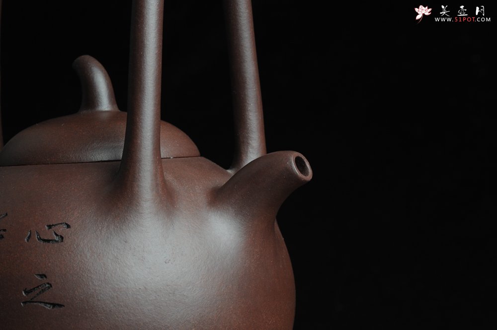 紫砂壶图片：全手工精品东坡提梁壶 难度大 精心装饰梅花 暗香袭来 - 宜兴紫砂壶网