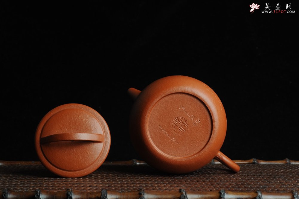 紫砂壶图片：优质赵庄朱泥全手工汉瓦 方健双刀文气装饰悟道罗汉图 - 宜兴紫砂壶网