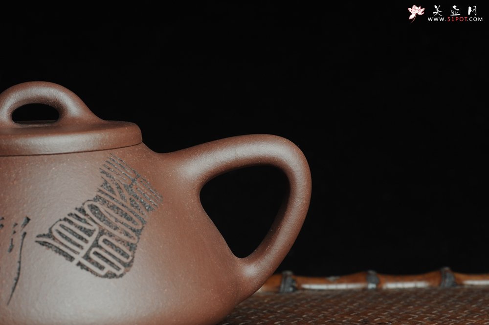 紫砂壶图片：优质紫泥 全手工摹古子冶石瓢 骨肉匀挺 桑宝安高徒孙嘉宜文气装饰 行之以躬 不言而信 - 宜兴紫砂壶网
