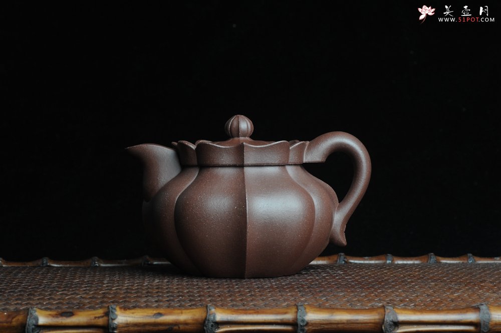 紫砂壶图片：优质紫泥莲花僧帽 线条干净利落 - 宜兴紫砂壶网