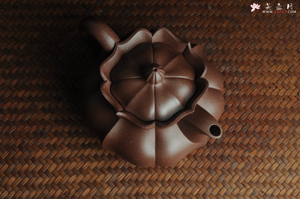 紫砂壶图片：优质紫泥莲花僧帽 线条干净利落 - 宜兴紫砂壶网