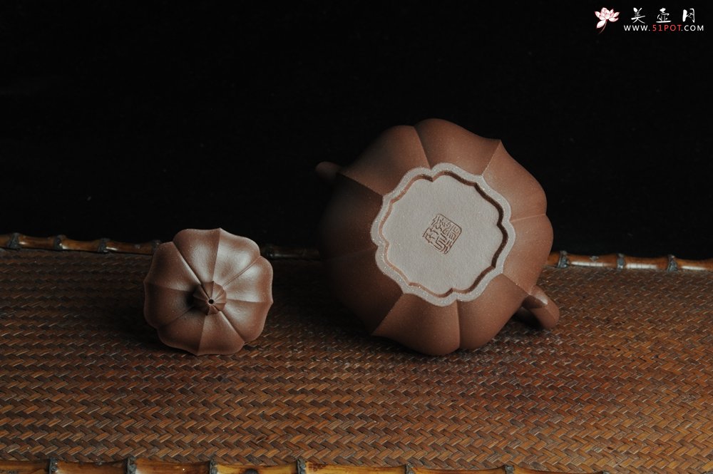 紫砂壶图片：优质紫泥莲花僧帽 线条干净利落 - 宜兴紫砂壶网