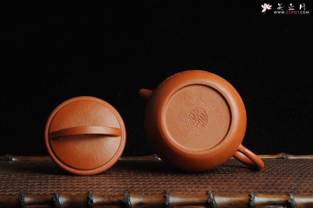 紫砂壶图片：优质赵庄朱泥全手工汉瓦 方健双刀文气装饰静心罗汉图 - 宜兴紫砂壶网