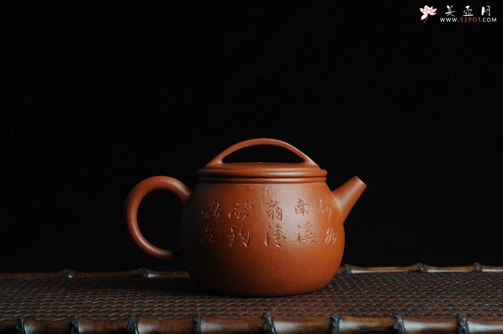 紫砂壶图片：优质赵庄朱泥全手工汉瓦 方健双刀文气装饰独钓寒江图 - 宜兴紫砂壶网