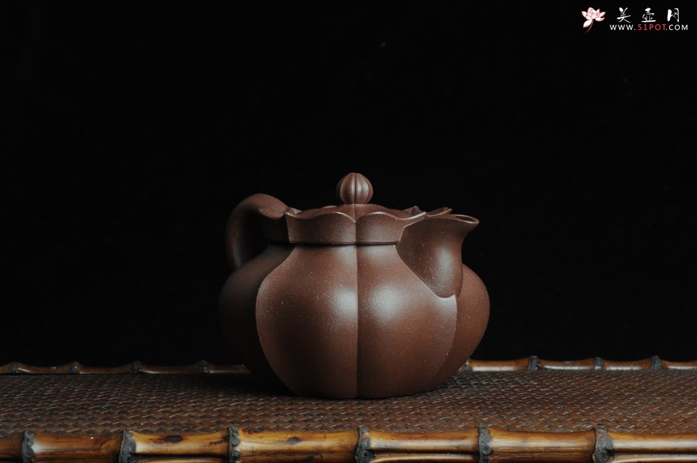 紫砂壶图片：优质紫泥莲花僧帽 线条干净利落 - 宜兴紫砂壶网