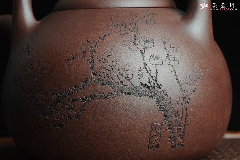 紫砂壶图片：全手工精品东坡提梁壶 难度大 精心装饰梅花 暗香袭来 - 宜兴紫砂壶网