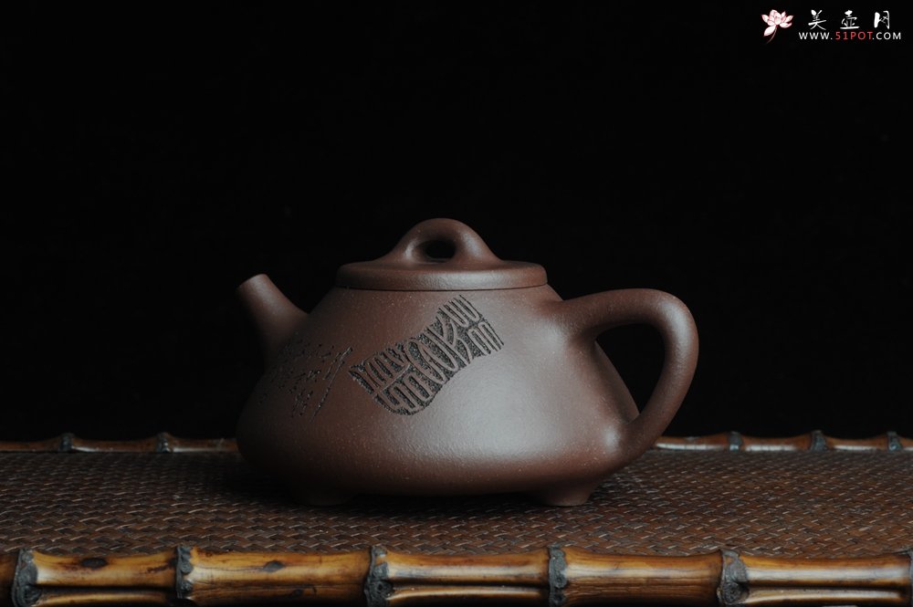 紫砂壶图片：优质紫泥 全手工摹古子冶石瓢 骨肉匀挺 桑宝安高徒孙嘉宜文气装饰 行之以躬 不言而信 - 宜兴紫砂壶网