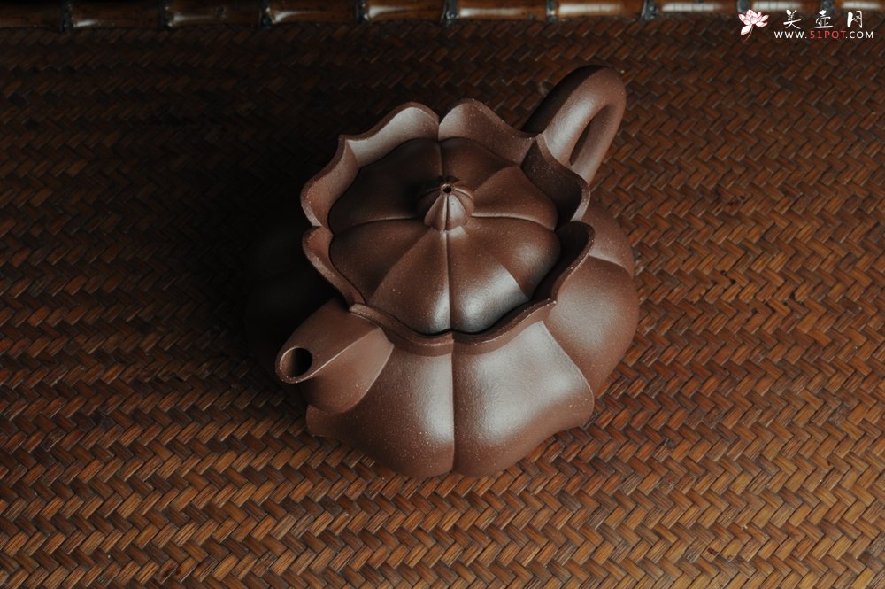 紫砂壶图片：优质紫泥莲花僧帽 线条干净利落 - 宜兴紫砂壶网