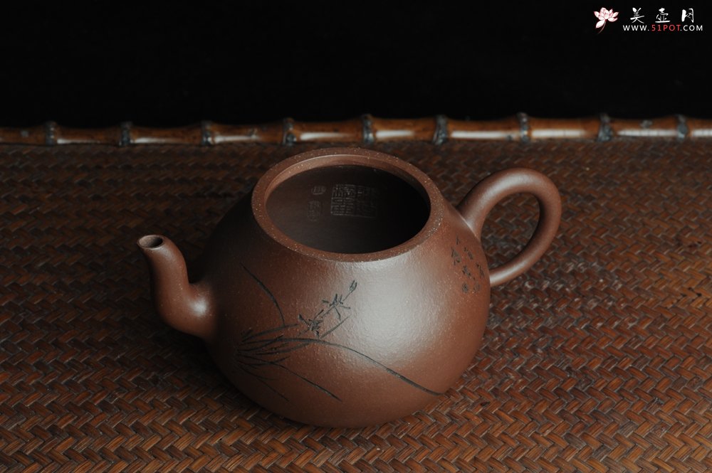 紫砂壶图片：美壶特惠 全手工精品秀雅高梨形 装饰兰草 - 宜兴紫砂壶网