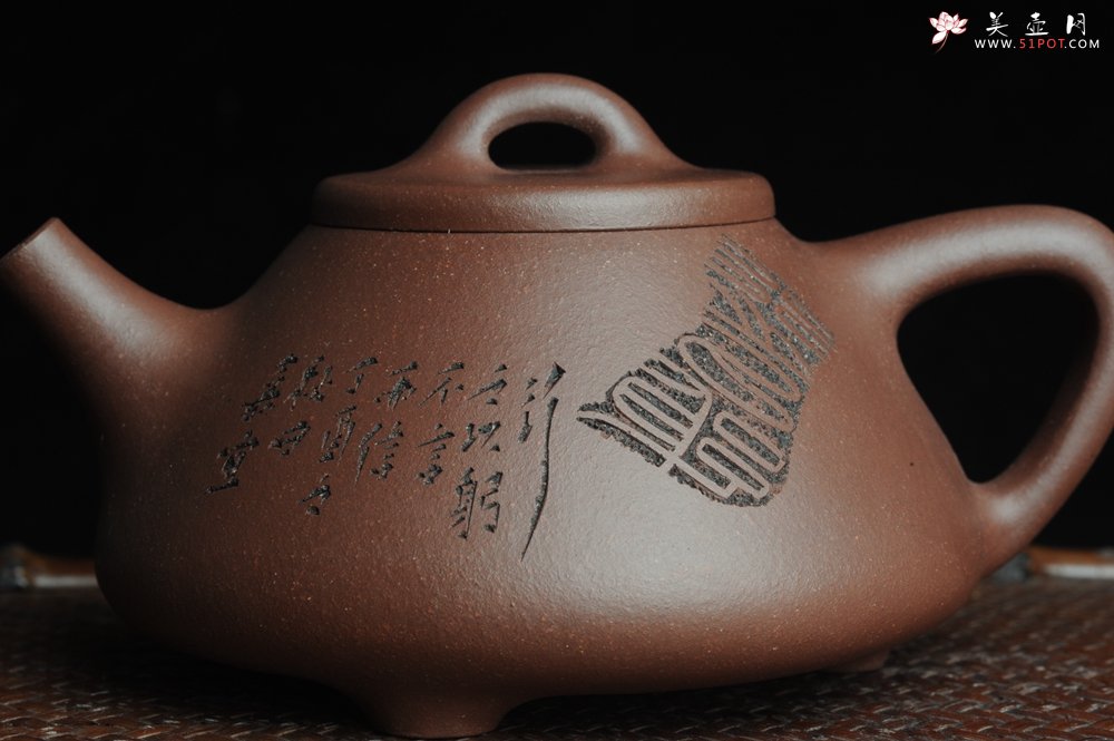 紫砂壶图片：优质紫泥 全手工摹古子冶石瓢 骨肉匀挺 桑宝安高徒孙嘉宜文气装饰 行之以躬 不言而信 - 宜兴紫砂壶网