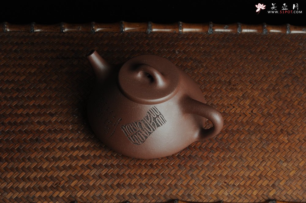 紫砂壶图片：优质紫泥 全手工摹古子冶石瓢 骨肉匀挺 桑宝安高徒孙嘉宜文气装饰 行之以躬 不言而信 - 宜兴紫砂壶网