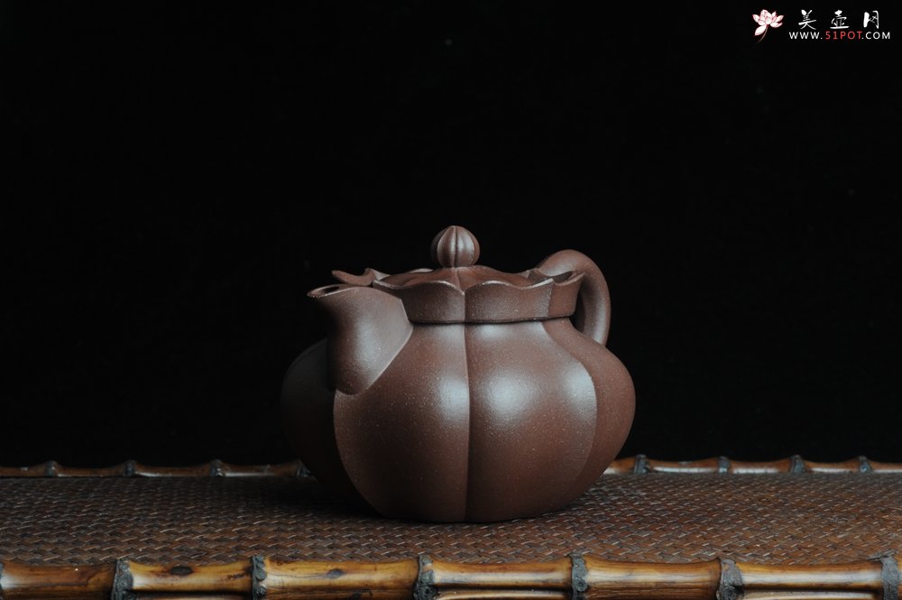 紫砂壶图片：优质紫泥莲花僧帽 线条干净利落 - 宜兴紫砂壶网