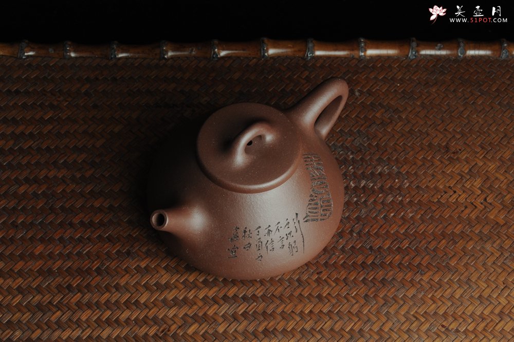 紫砂壶图片：优质紫泥 全手工摹古子冶石瓢 骨肉匀挺 桑宝安高徒孙嘉宜文气装饰 行之以躬 不言而信 - 宜兴紫砂壶网