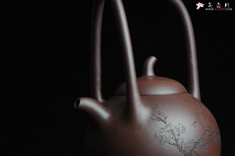 紫砂壶图片：全手工精品东坡提梁壶 难度大 精心装饰梅花 暗香袭来 - 宜兴紫砂壶网