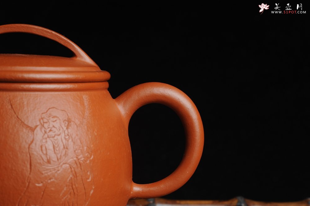 紫砂壶图片：优质赵庄朱泥全手工汉瓦 方健双刀文气装饰静心罗汉图 - 宜兴紫砂壶网