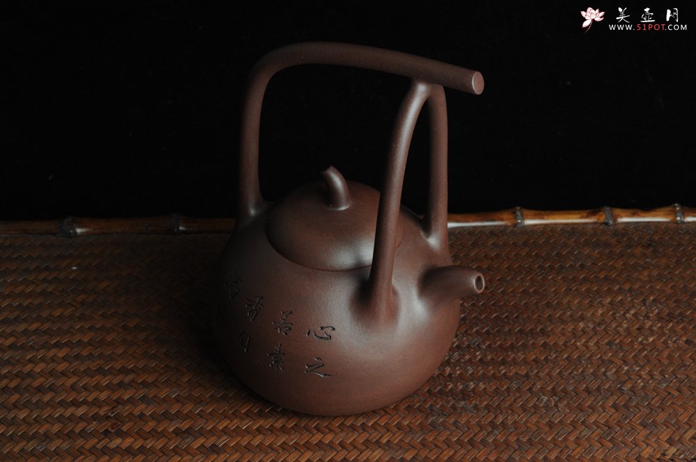 紫砂壶图片：全手工精品东坡提梁壶 难度大 精心装饰梅花 暗香袭来 - 宜兴紫砂壶网