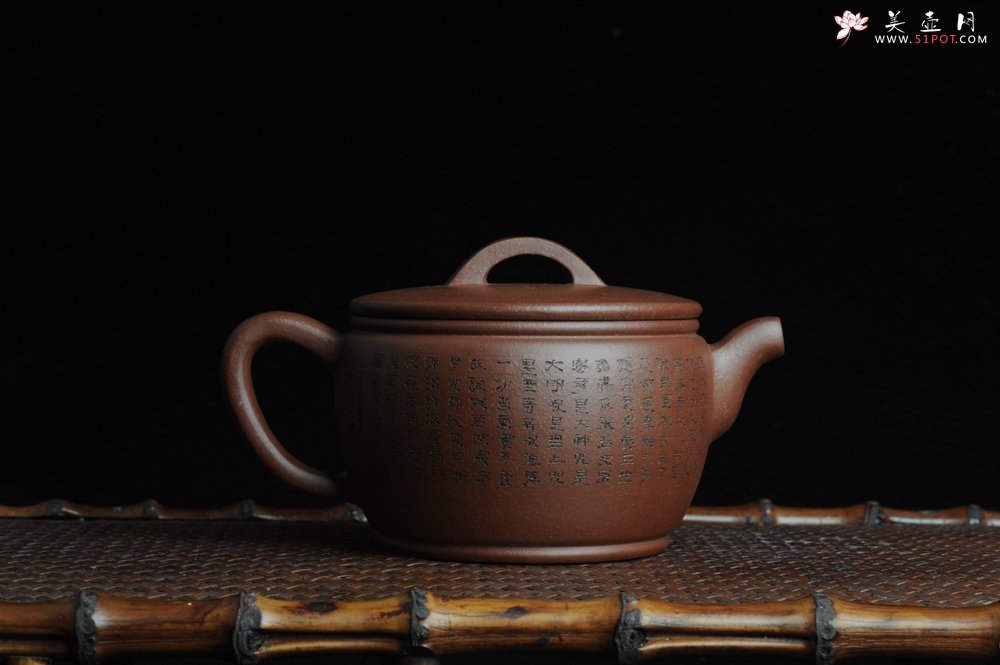 紫砂壶图片：美壶特惠 优质紫泥心经汉瓦 陈俊儒精心装饰 文气十足 - 宜兴紫砂壶网