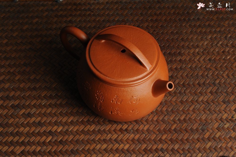 紫砂壶图片：优质赵庄朱泥全手工汉瓦 方健双刀文气装饰独钓寒江图 - 宜兴紫砂壶网