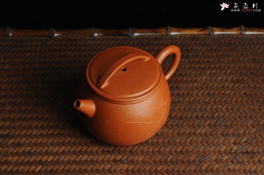 紫砂壶图片：优质赵庄朱泥全手工汉瓦 方健双刀文气装饰独钓寒江图 - 宜兴紫砂壶网