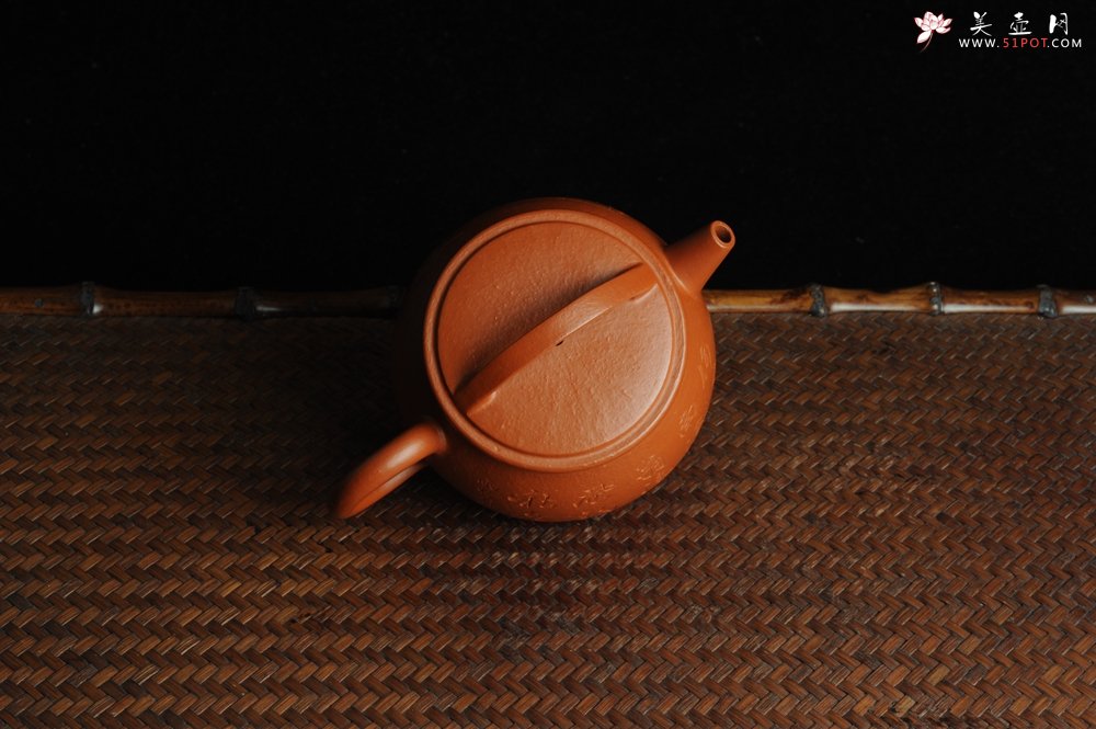 紫砂壶图片：优质赵庄朱泥全手工汉瓦 方健双刀文气装饰独钓寒江图 - 宜兴紫砂壶网