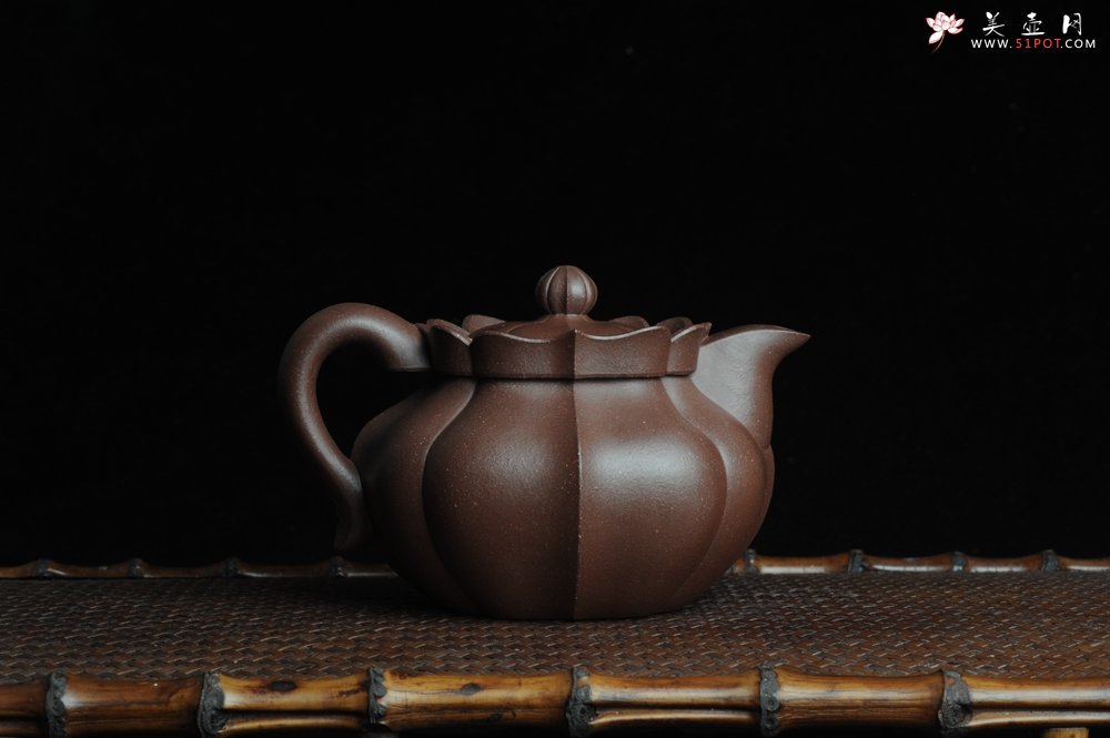 紫砂壶图片：优质紫泥莲花僧帽 线条干净利落 - 宜兴紫砂壶网